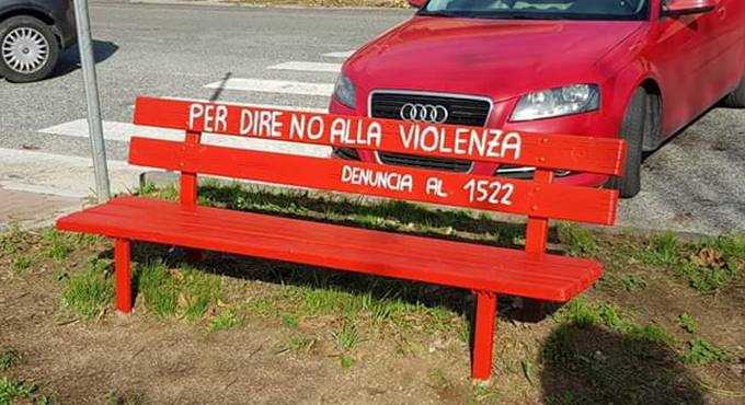 A Ladispoli arrivano le panchine rosse contro la violenza sulla donne