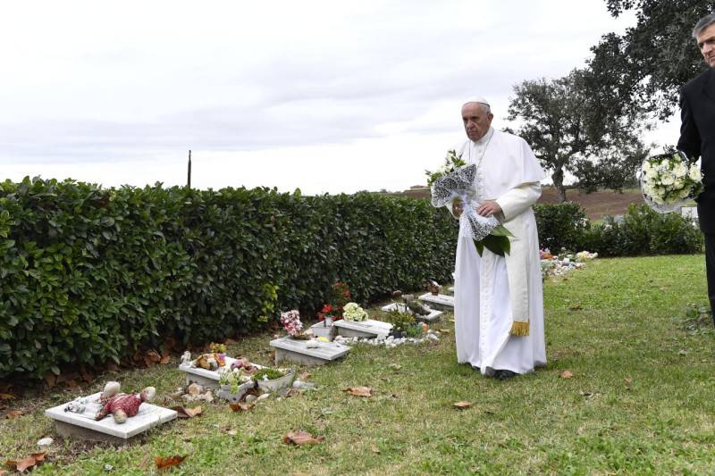 Papa Francesco al Cimitero Laurentino prega per i bambini mai nati