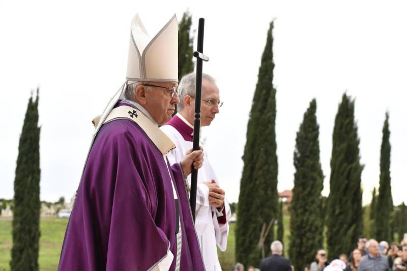 Papa Francesco al Cimitero Laurentino prega per i bambini mai nati