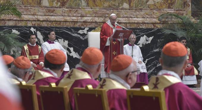 Il Papa striglia la Curia: “No alla cultura del trucco, viviamo per servire”