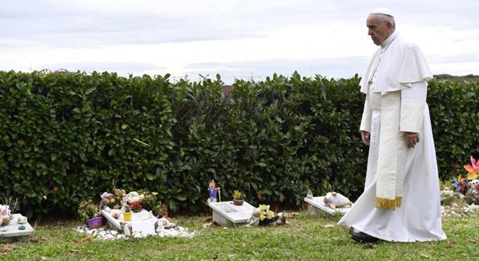 Al Cimitero Laurentino la preghiera del Papa per i bambini non nati