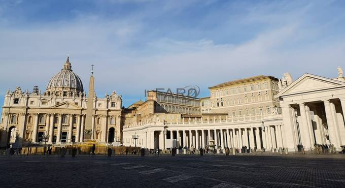 Nuda sotto il colonnato di San Pietro, denunciati modella e fotografo