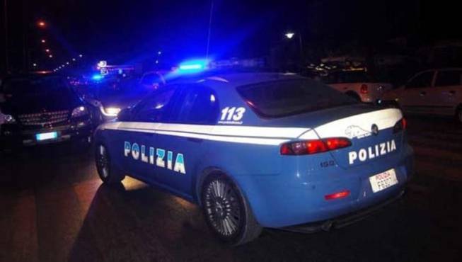 Roma, ruba alcolici nel bar dell’ex, lo colpisce con una bottiglia e scappa: arrestata 35enne