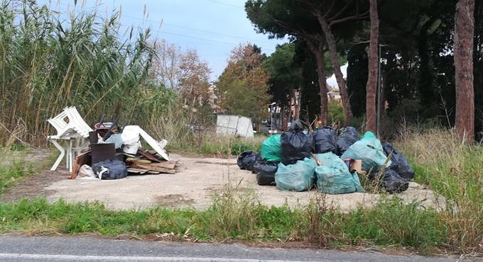 Rifiuti abbandonati a Granaretto, i cittadini reagiscono all’inciviltà pulendo le strade