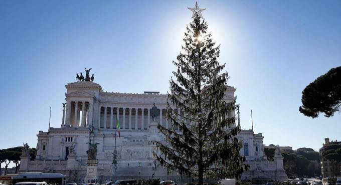 Roma, dopo Spelacchio ecco l’albero di Natale targato Netflix: 500 sfere e 60mila luci