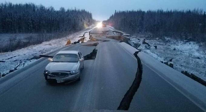 Scossa di terremoto magnitudo 7 in Alaska, voragini in strada e danni agli edifici