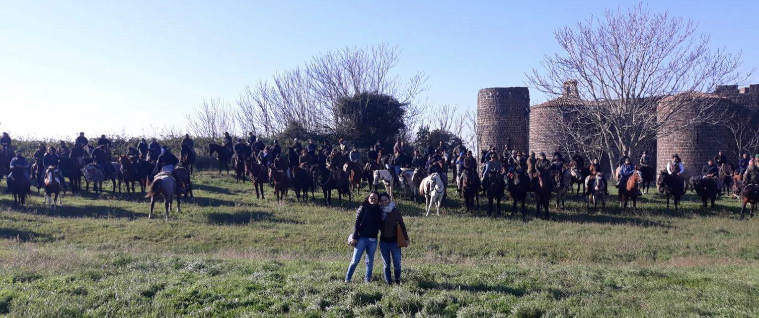 In tanti alla passeggiata a cavallo nel parco di Vulci