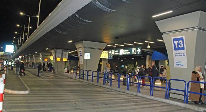 Fiumicino: precipita dal terzo piano del parcheggio dell’aeroporto, muore trentenne
