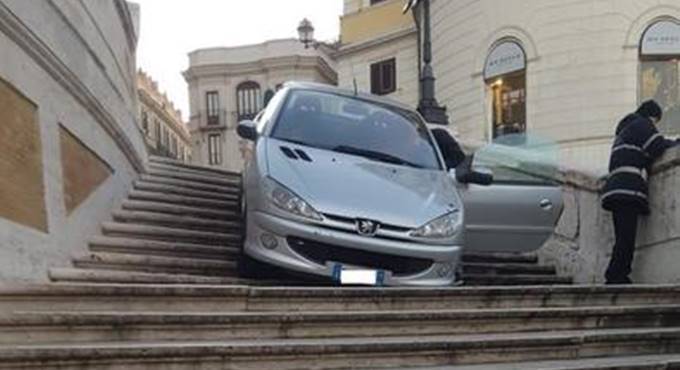 Roma, giù con l’auto dalla Scalinata di Trinità dei Monti: denunciato