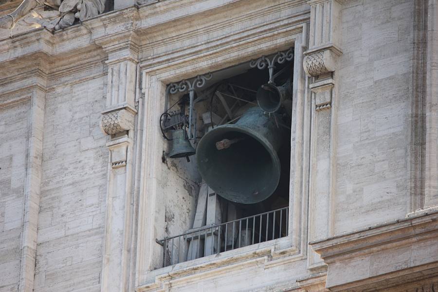 Pasqua, a mezzogiorno campane a festa in tutte le chiese di Roma