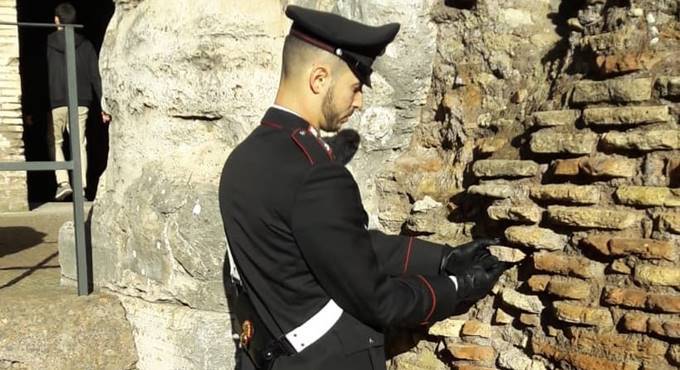 Roma, turista stacca un pezzo di laterizio dal Colosseo e se lo mette in tasca