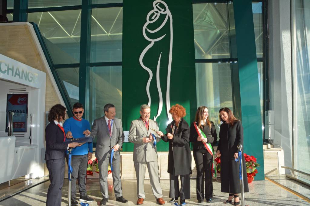 Fiumicino: donata l’opera “El Abrazo” dallo scultore argentino Alejandro Marmo