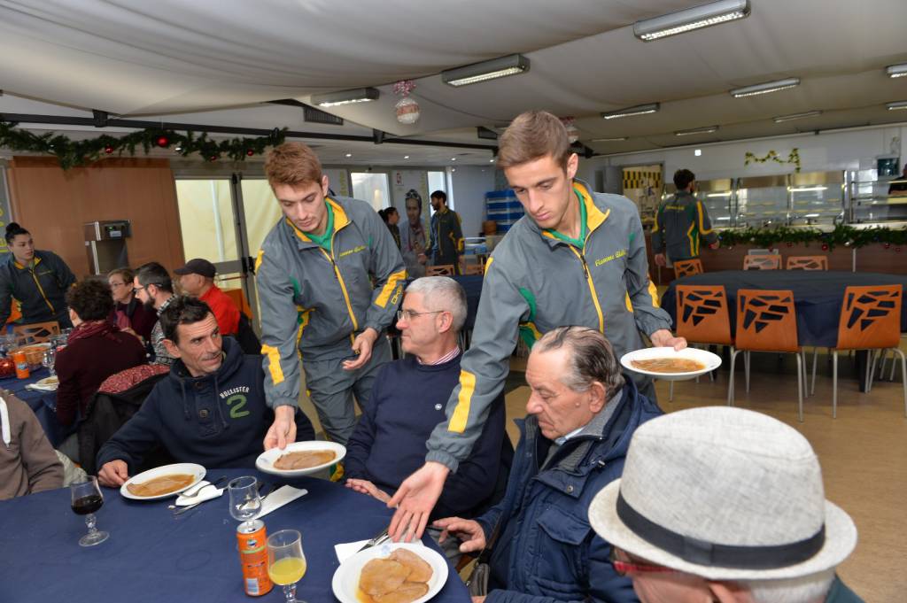 Dalle Fiamme Gialle un pranzo natalizio per i poveri