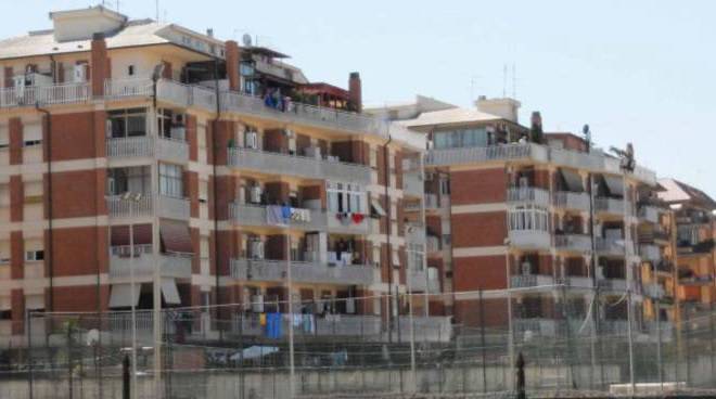 Crollo di cornicioni alle palazzine ex-Armellini di via Marino Fasan, tragedia sfiorata a Ostia