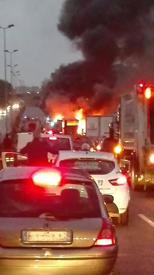 Terrore sulla  Pontina: bus prende fuoco, autista si salva dal finestrino