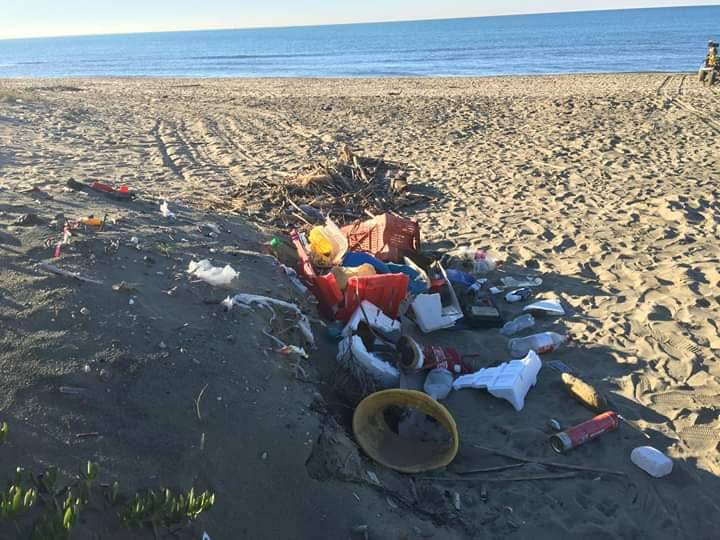 Marina di Ardea: le dune “rigurgitano” rifiuti insabbiati dall’estate scorsa