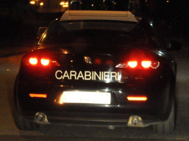 Tentano di investire i carabinieri, inseguimento per le strade di Fiumicino