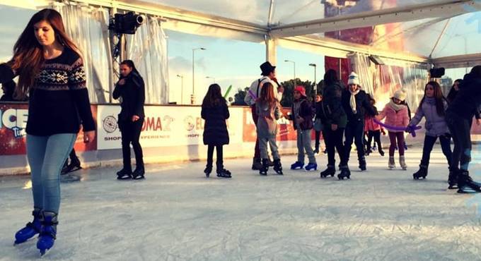 Ice Park, a Euroma2 il Natale si festeggia pattinando sul ghiaccio