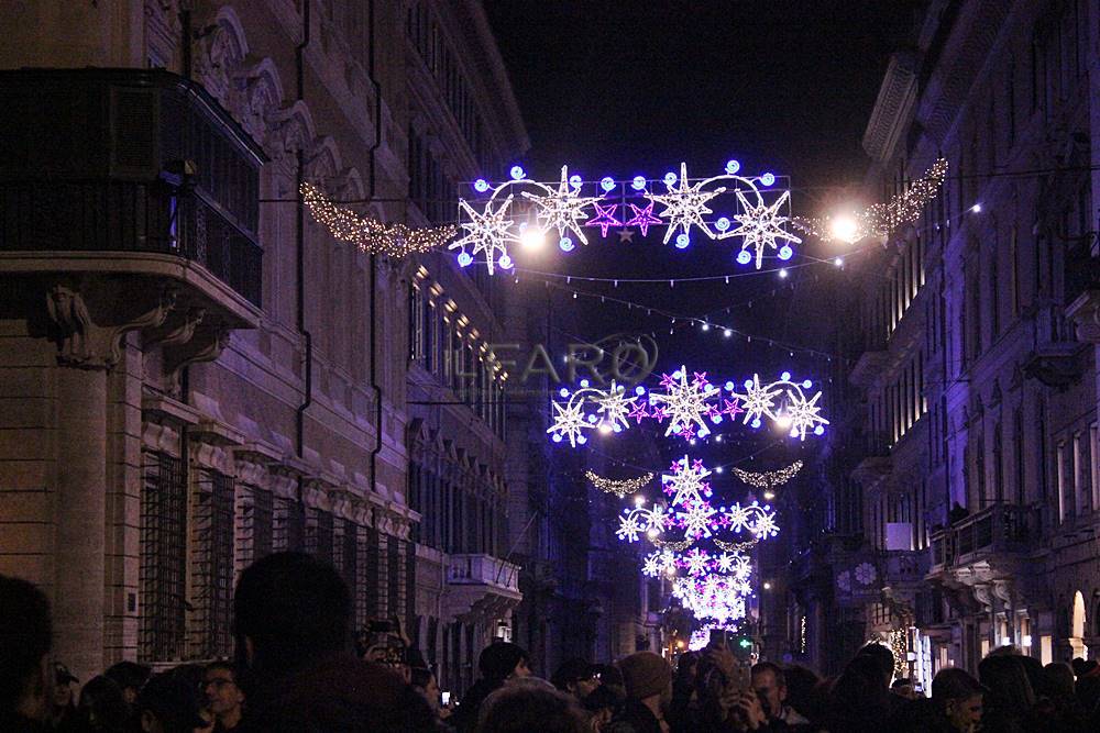 In piazza Venezia si accende “Spelacchio”, applausi per albero star dei social