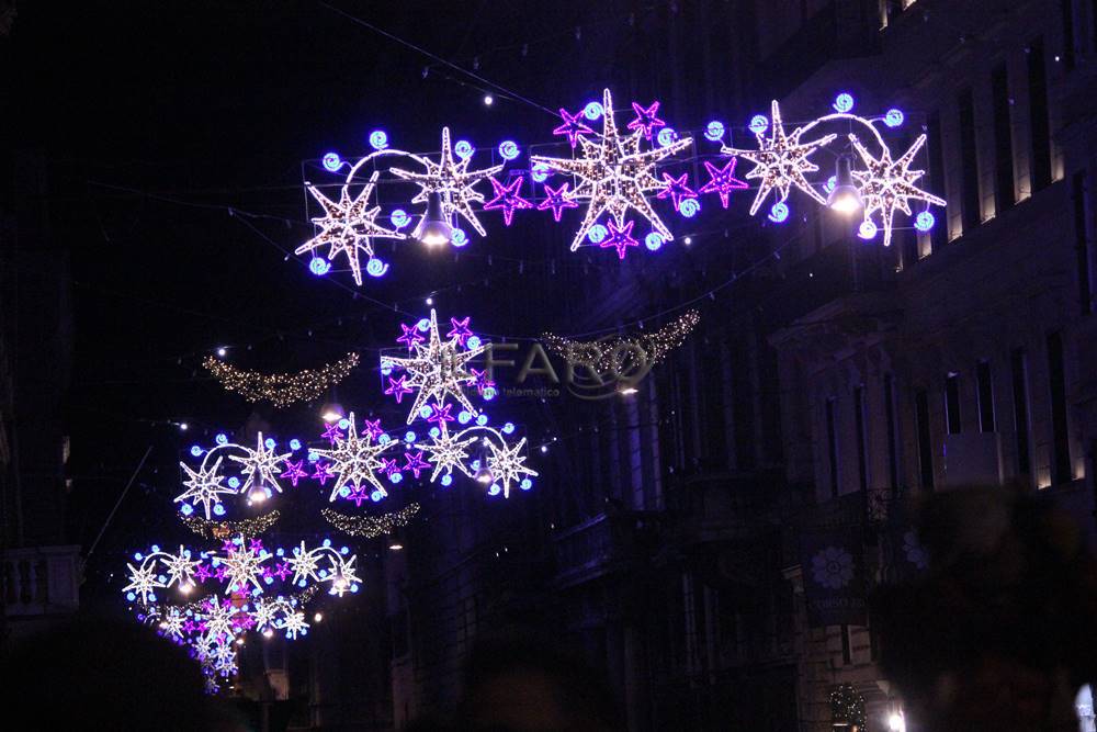 In piazza Venezia si accende “Spelacchio”, applausi per albero star dei social