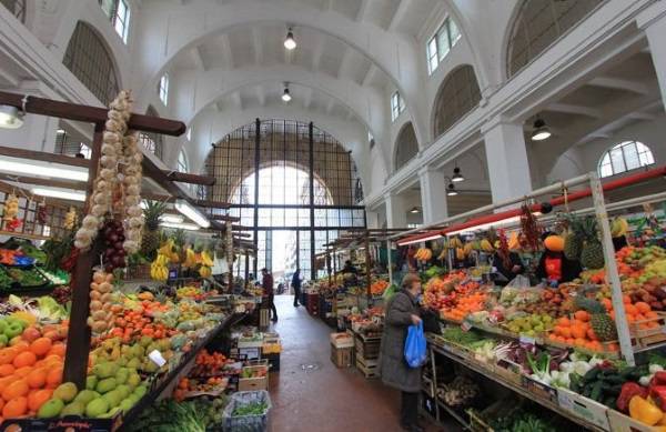 Roma, frutta secca e marijuana: arrestato venditore del mercato rionale
