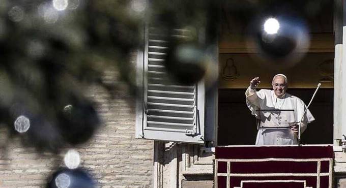 Il Papa: “Il consumismo ci ha sequestrato il Natale: a Betlemme c’erano solo amore e povertà”
