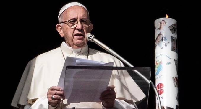 All’Angelus una fiamma di speranza per la Siria, il Papa: “Dio perdoni chi fabbrica armi”