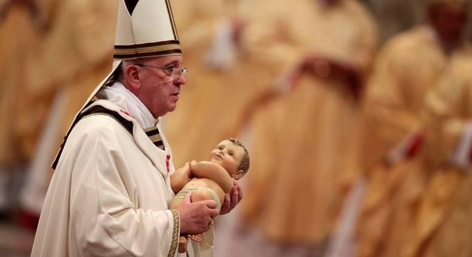 Notte di Natale, il Papa: “Dio nasce per amare gratis ogni uomo, anche il peggiore”