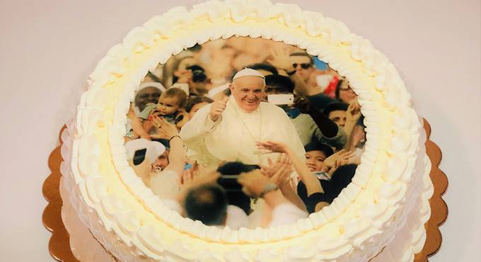 Papa Francesco compie 82 anni, per il Pontefice una torta con i giovani