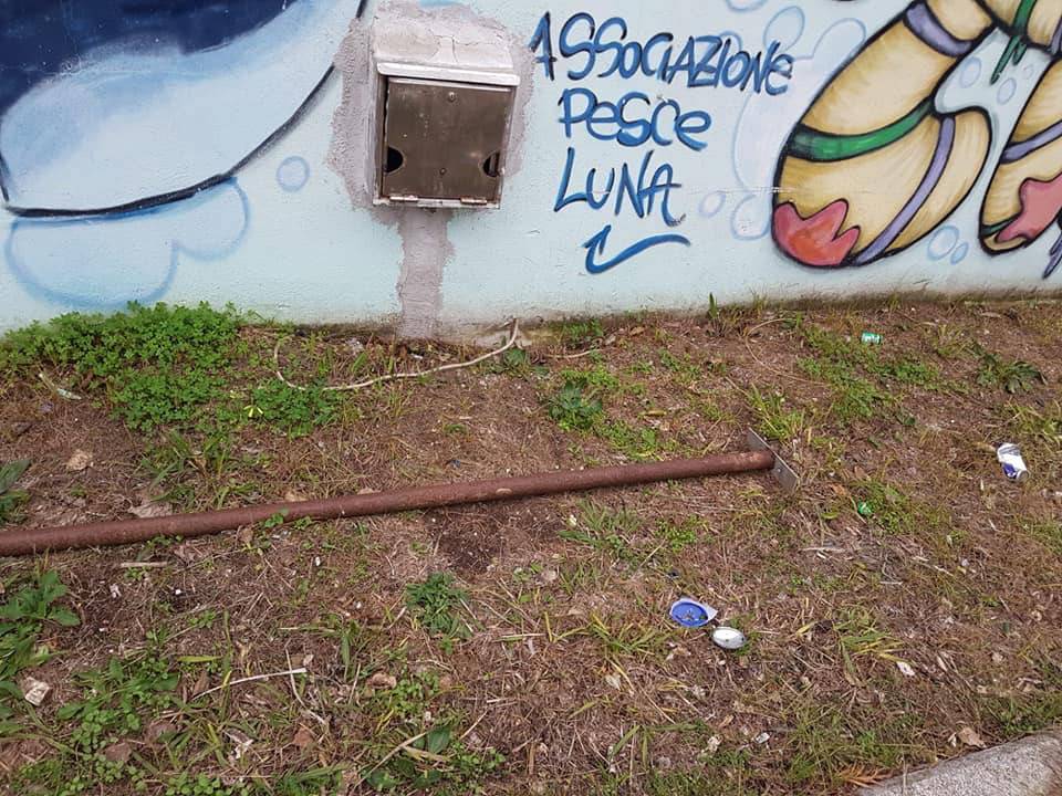 Panchine distrutte, lampade rubate: vandali nella notte devastano Parco Bozzetto