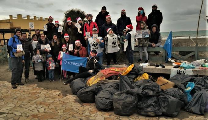 Latina, volontari al lavoro per ripulire la spiaggia: “Un mare più blu è il nostro regalo di Natale”