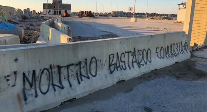 Fiumicino, scritte contro il sindaco Montino davanti al vecchio faro