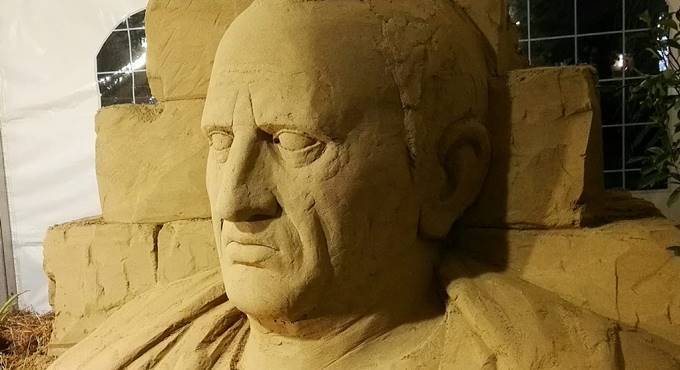 A Formia un busto di sabbia per ricordare Cicerone nel giorno della sua uccisione