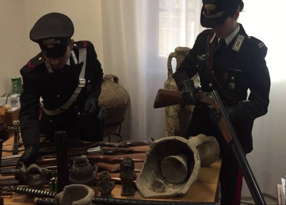 Civitavecchia, in casa aveva armi e reperti archeologici: arrestato un75enne