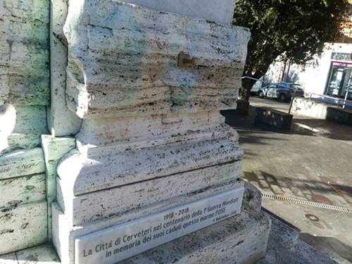 Atto vandalico al Monumento ai Caduti di Cerveteri, portata via la luce perpetua del Centenario