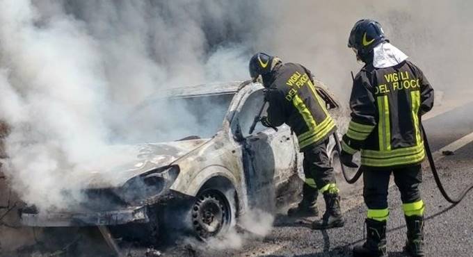 auto in fiamme roma