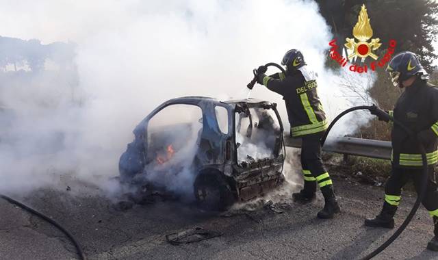 Auto in fiamme sulla Pontina, intervengono i Vigili del fuoco