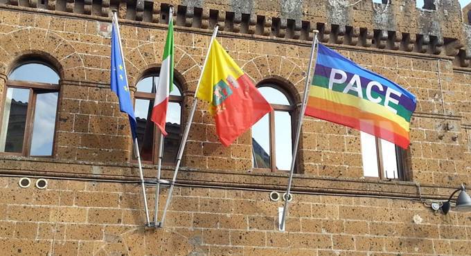 Bandiera della pace a Cerveteri, è guerra tra CasaPound e l’Anpi