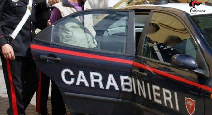 Aggredisce i Carabinieri durante la perquisizione, pusher in arresto a Fiumicino
