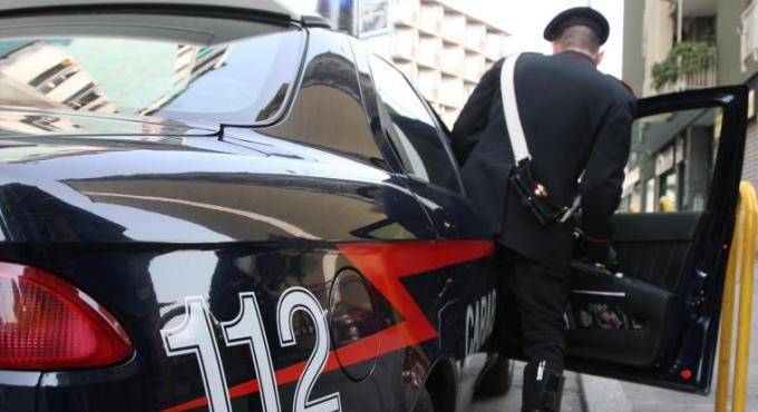 Fiumicino, sorpreso dai carabinieri a rubare da un’auto: arrestato