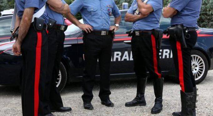 Ostia, parcheggiatore abusivo ubriaco aggredisce i carabinieri: arrestato