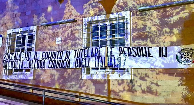 Pomezia, striscione di CasaPound contro Zuccalà: “Tuteli prima gli italiani”