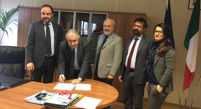 firma del protocollo d'intesa fra Cosimo Peduto ed i Segretari provinciali di Cgil, Cisl, Uil
