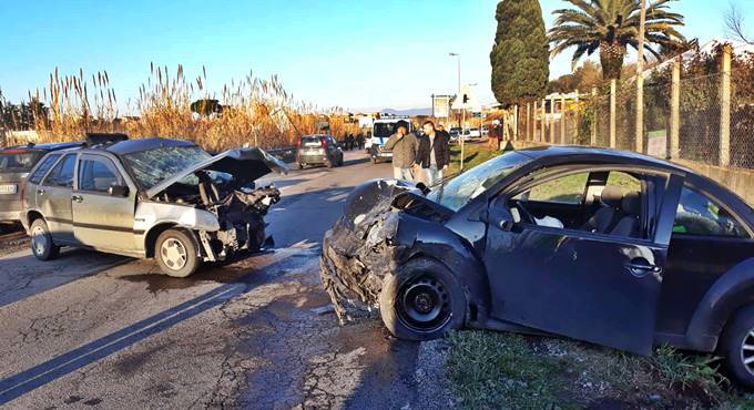 Ardea: frontale in via Apriliana, traffico in tilt