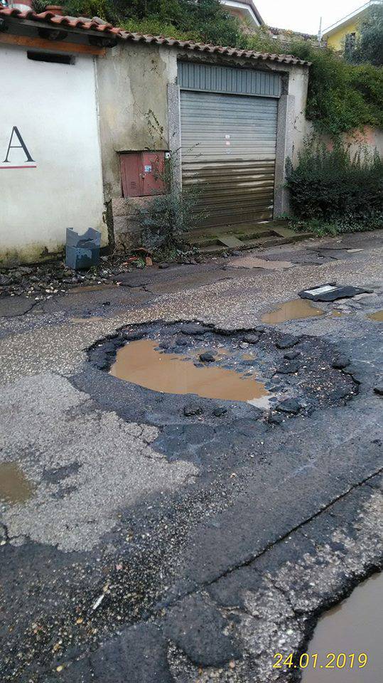 Ostia e Infernetto, strade crivellate di buche. I vigili urbani stendono l’ asfalto