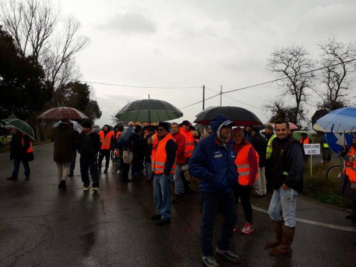 "Gilet arancioni" bloccano la Pontina, la protesta degli abitanti di Terracina contro una viabilità disastrosa