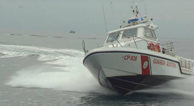 Velisti in difficoltà tra Fiumicino e Ostia, in sette salvati della Guardia Costiera