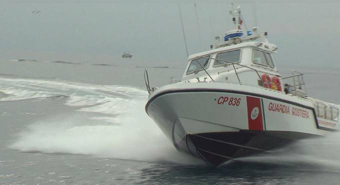 Anzio, peschereccio si ribalta in mare: un morto