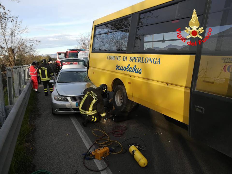 Incidente sulla Flacca tra auto e scuolabus, intervengono i Vigili del Fuoco