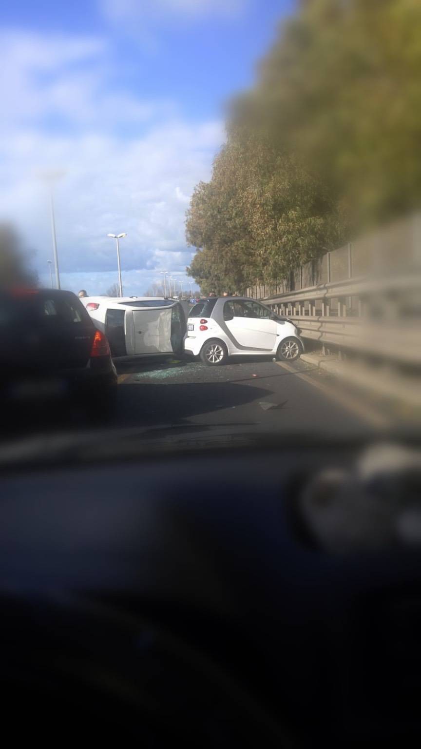Fiumicino, incidente sul viadotto di via dell’Aeroporto: macchina ribaltata e traffico in tilt